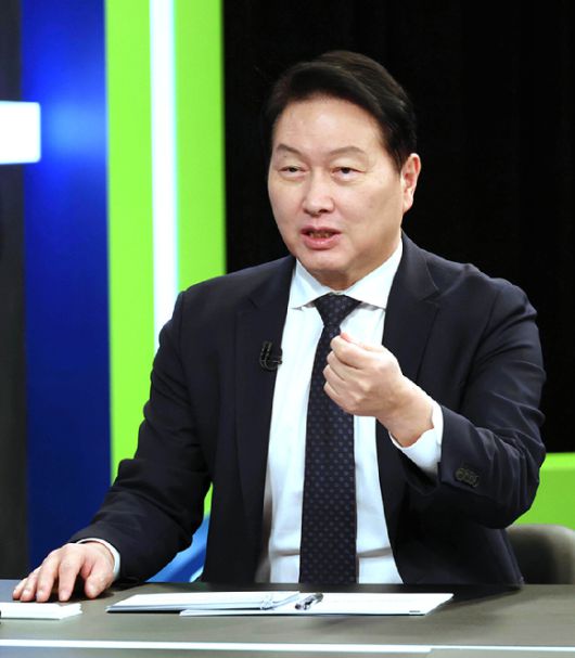 최태원 대한상의 회장이 지난 18일 방송된 KBS '시사대담' 프로그램에 출연한 모습. [사진=대한상의]