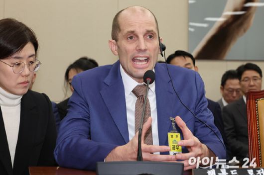 해롤드 로저스 쿠팡 대표가 지난해 12월 31일 국회 과학기술정보방송통신위원회에서 열린 쿠팡 침해사고 및 개인정보 유출, 불공정 거래, 노동환경 실태 파악과 재발 방지 대책 마련을 위한 청문회에서 위원 질의에 답하고 있다. [사진=연합뉴스]