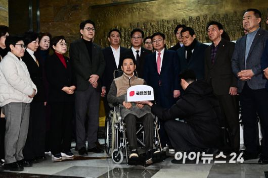 통일교·공천헌금 '쌍특검'을 요구하며 8일째 단식을 진행 중인 장동혁 국민의힘 대표가 22일 서울 여의도 국회에서 단식을 중단하고 발언하고 있다. [사진=곽영래 기자]