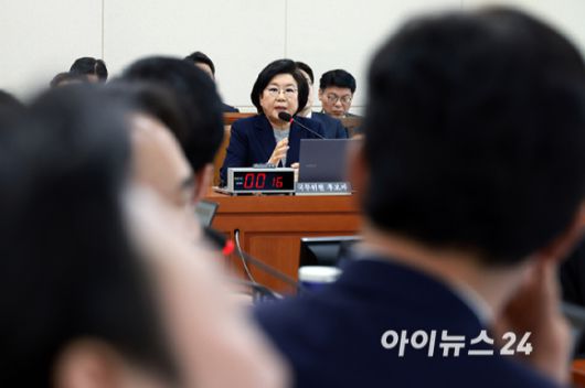 이혜훈 기획예산처 장관 후보자가 23일 서울 여의도 국회에서 열린 재정경제기획위원회의 인사청문회에서 의원 질의에 답하고 있다. [사진=곽영래 기자]