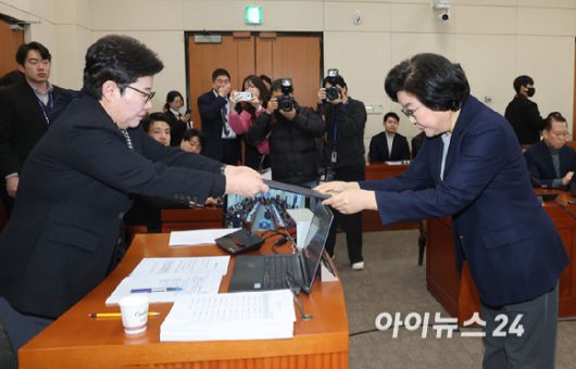 이혜훈 기획예산처 장관 후보자가 23일 오전 서울 여의도 국회 재정경제기획위원회에서 열린 인사청문회에서 임이자 위원장에게 선서문을 전달하고 있다.