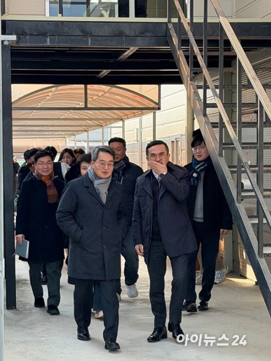 김동연 경기도지사(왼쪽)와 박호현 SK하이닉스 부사장이 23일 경기 용인시 처인구 SK하이닉스 반도체 클러스터 건설 현장에서 산단 및 팹 건설 현장을 둘러보기 위해 이동하고 있다. [사진=황세웅 기자]