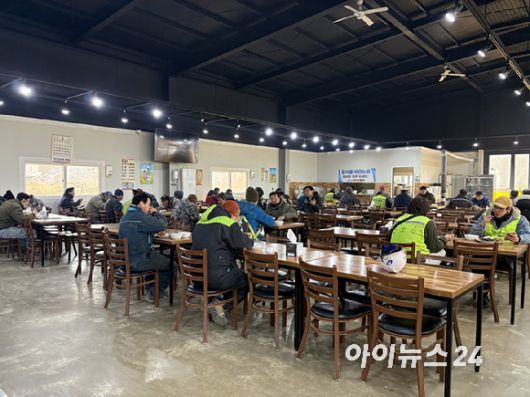 23일 경기 용인시 처인구 원삼면 SK하이닉스 용인 반도체 클러스터 인근의 한 현장 식당에서 작업자들이 점심 식사를 하고 있다. [사진=권서아 기자]