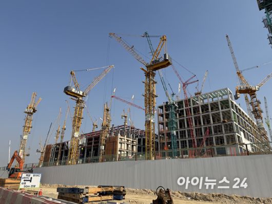 크레인이 빼곡히 들어선 SK하이닉스 용인 반도체 클러스터 공사 현장. 23일 경기 용인시 처인구 원삼면 일대에서 골조 공정이 진행되고 있다. [사진=황세웅 기자]
