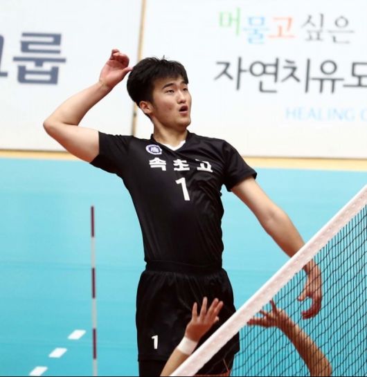 이하늘과 함께 속초고 배구부를 이끌고 있는 함동준은 6일 열린 2020-21시즌 V리그 남자부 신인 드래프트에서 2라운드 5순위로 OK저축은행 유니폼을 입게됐다.  [사진=발리볼코리아닷컴]