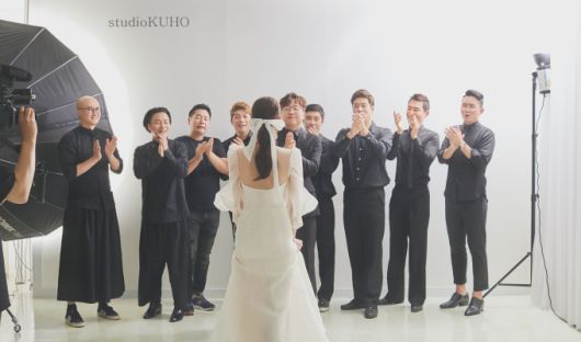 21일 결혼하는 박휘순이 웨딩사진을 공개했다. [사진=웨딩매거진(웨딩21) 포토그래퍼(최석봉_구호스튜디오) 영상(데빌스도어) 웨딩디렉터(김은정) 웨딩드레스(클라라) 턱시도&슈트(맵시옴므) 한복(박선희한복) 메이크업(류수영_쉬작)]