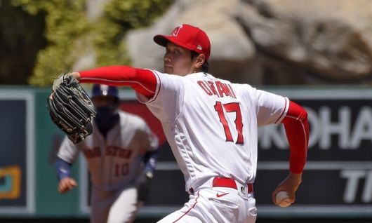 투타 겸업을 다시 선언한 오타니 쇼헤이가 3일(한국시간) 열린 휴스턴 애스트로스와 홈 경기에 선발 등판했다. 그는 이번에도 1.2이닝 만에 강판됐다. 오클랜드전에서 아웃 카운트를 한 개도 잡지못하고 5실점한 데 이어 두 경기 연속 부진이다. [사진=뉴시스]