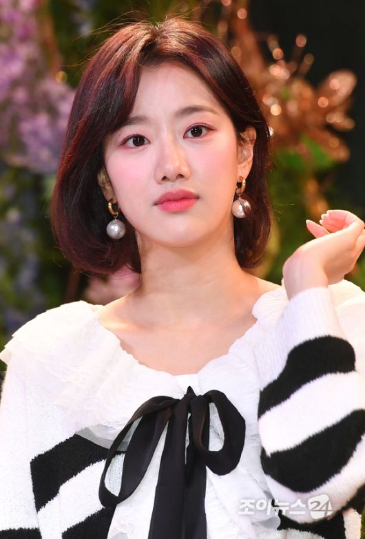 그룹 에이프릴 이나은이 29일 오후 서울 종로구 포시즌스호텔에서 열린 '2021 VENTA X VR/XR 콘서트'에 참석해 포즈를 취하고 있다. [사진=정소희 기자]