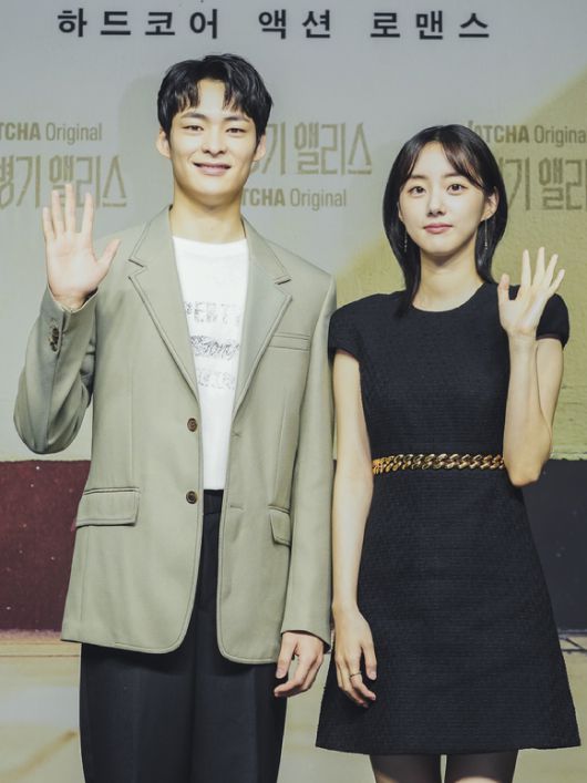 배우 송건희, 박세완이 24일 온라인으로 진행된 왓챠 오리지널 드라마 '최종병기 앨리스' 제작발표회에 참석해 포즈를 취하고 있다. [사진=왓챠]