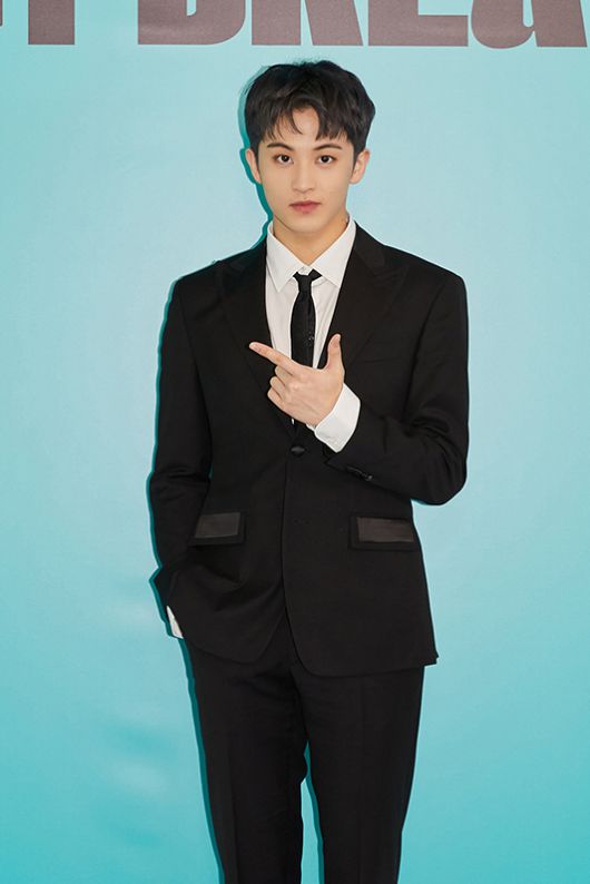 그룹 NCT 드림(NCT DREAM) 마크가 28일 온라인으로 진행된 정규 2집 'Glitch Mode' 발매 기념 기자간담회에 참석해 포즈를 취하고 있다. [사진=SM엔터테인먼트]