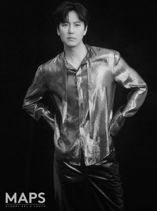 배우 김남길이 화보 촬영에서 포즈를 취하고 있다. [사진=맵스]