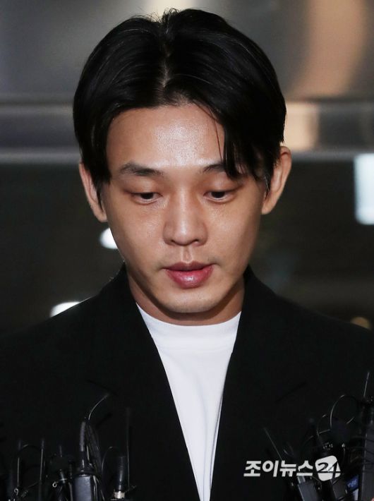 마약류 상습 투약 혐의를 받는 배우 유아인(본명 엄홍식)이 27일 서울 마포구 서울경찰청 마약범죄수사대에서 경찰 조사를 마치고 경찰청을 나서고 있다. [사진=김성진 기자]
