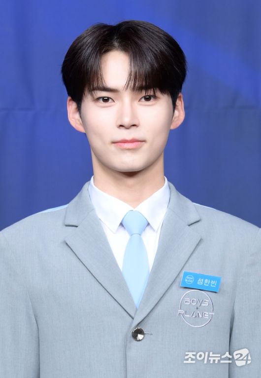 29일 오후 서울 마포구 상암동 CJ사옥에서 열린 MNET '보이즈 플래닛' 28인 생존자 신고식에 연습생 성한빈이 포토타임을 갖고 있다. [사진=정소희 기자]