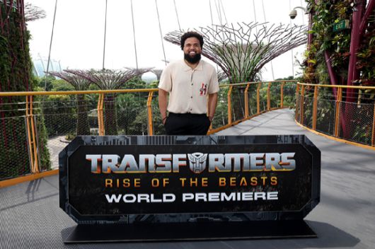 스티븐 케이플 주니어 감독이 영화 '트랜스포머: 비스트의 서막' 프레스 컨퍼런스에 참석해 포즈를 취하고 있다. [사진=롯데엔터테인먼트]