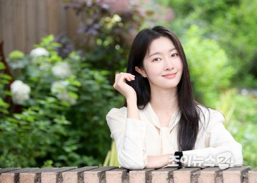 JTBC 수목드라마 '나쁜엄마'에서 '오하영' 역으로 활약한 배우 홍비라가 8일 서울 마포구 상수동에서 진행된 조이뉴스24와의 인터뷰에 앞서 포즈를 취하고 있다. [사진=정소희 기자]