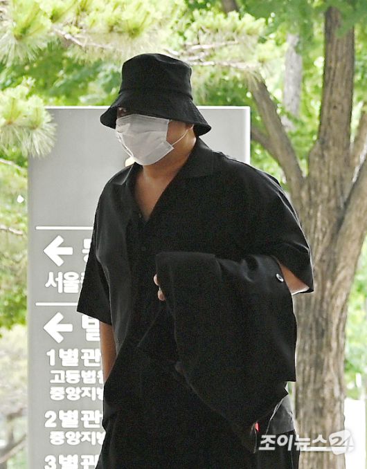 필로폰 투약‘ 혐의를 받고 있는 작곡가 겸 방송인 돈스파이크(김민수)가 15일 오전 서울 서초구 서울고등법원에서 열린 항소심 선고 공판에 출석하고 있다. [사진=곽영래 기자]