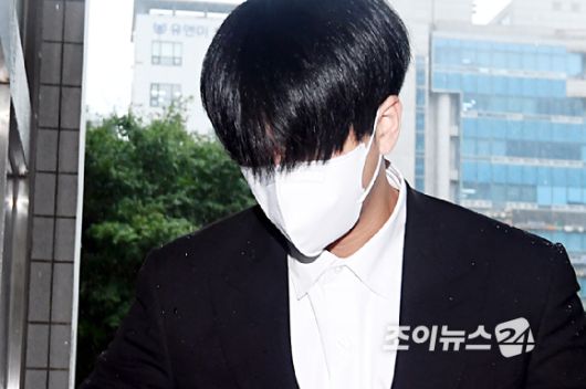 병역 비리 혐의로 재판에 넘겨진 래퍼 라비(본명 김원식)가 10일 오후 서울남부지방법원에서 열린 병역법 위반 등 혐의 1심 선고 기일에 출석하고 있다. [사진=정소희 기자]