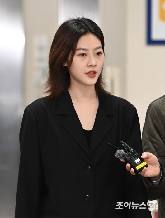 만취 상태로 음주운전을 하다가 사고를 낸 혐의로 재판에 넘겨진 배우 김새론이 5일 오전 서울 서초구 서울중앙지법에서 열린 도로교통법 위반(음주운전ㆍ사고 후 미조치) 혐의 관련 선고공판에 출석하고 있다. [사진=조이뉴스24 포토DB]