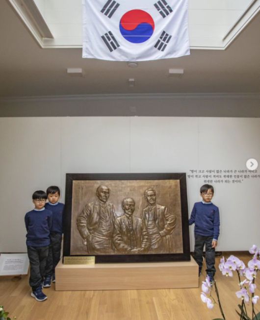 송일국의 세 아들이 헤이그 이준열사 기념관에서 사진촬영을 했다. [사진=서현 SNS]