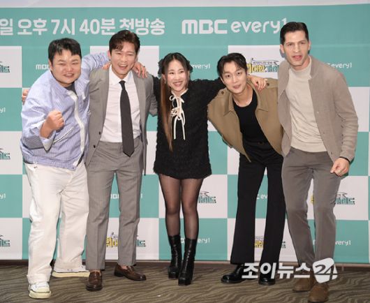 (왼쪽부터)배우 고규태-아나운서 김대호-가수 조현아-윤두준-방송인 알베르토 몬디가 16일 오후 서울 마포구 상암동 스탠포드호텔에서 열린 MBC에브리원 신규 예능 '위대한 가이드' 제작발표회에 참석하고 있다. [사진=정소희 기자]