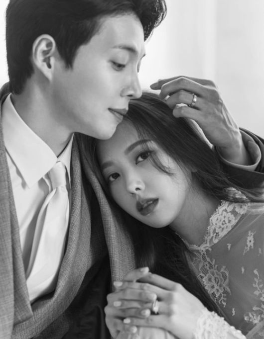 배우 김동호와 헬로비너스 윤조가 웨딩화보를 공개했다. [사진=김동호 인스타그램, 윤조 인스타그램]