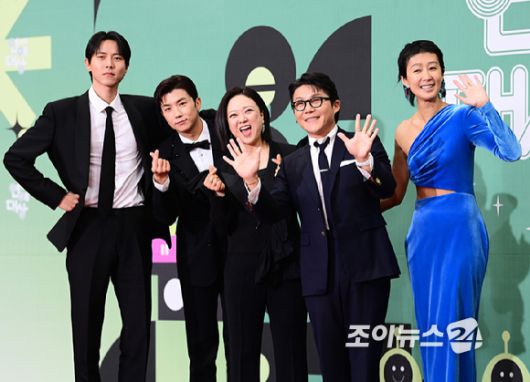 23일 오후 서울시 영등포구 여의도 KBS 신관 웨딩홀에서 진행된 '2023 KBS 연예대상' 레드카펫 행사에 '홍김동전' 주우재-장우영-김숙-조세호-홍진경이 참석하고 있다. [사진=정소희 기자]