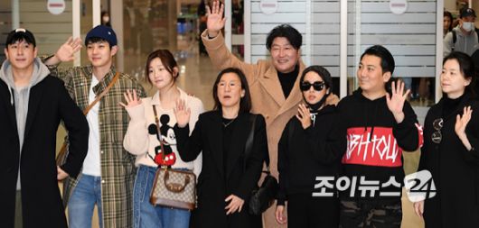 [조이뉴스24 조성우 기자] 아카데미 시상식에서 4관왕의 기록을 세운 영화 '기생충'의 배우들이 12일 오전 인천국제공항 제2여객터미널을 토해 귀국하며 포즈를 취하고 있다. (왼쪽부터)배우 이선균, 최우식, 박소담, 제작사 바른손이앤에이 곽신애 대표, 배우 송강호, 조여정, 박명훈, 장혜진. [사진=조이뉴스24 포토DB]