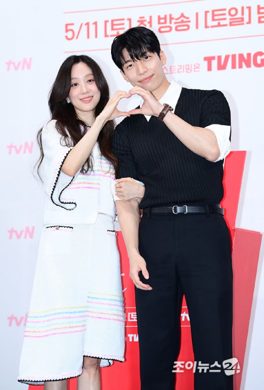 배우 정려원과 위하준이 9일 오후 서울 구로구 라마다 호텔에서 열린 tvN 새 토일드라마 '졸업' (극본 박경화 감독 안판석) 제작발표회에 참석하고 있다. [사진=정소희 기자]