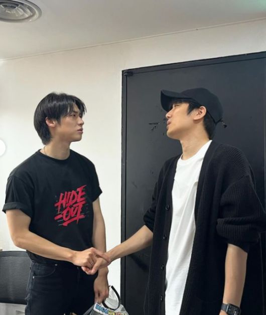 배우 허형규가 엔플라잉 콘서트에서 이승협과 대화를 나누고 있다. [사진=허형규 인스타그램]