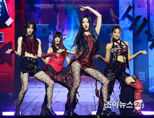 그룹 하이키가 19일 오후 서울 한남동 블루스퀘어에서 진행된 하이키(H1-KEY) 세 번째 미니앨범 '러브 오어 헤이트'(LOVE or HATE) 쇼케이스에 참석해 타이틀곡 '뜨거워지자(Let It Burn)' 무대를 선보이고 있다. [사진=정소희 기자]