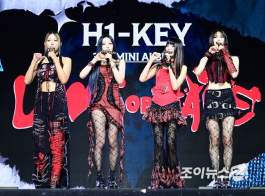 그룹 하이키가 19일 오후 서울 한남동 블루스퀘어에서 진행된 하이키(H1-KEY) 세 번째 미니앨범 '러브 오어 헤이트'(LOVE or HATE) 쇼케이스에 참석하고 있다. [사진=정소희 기자]