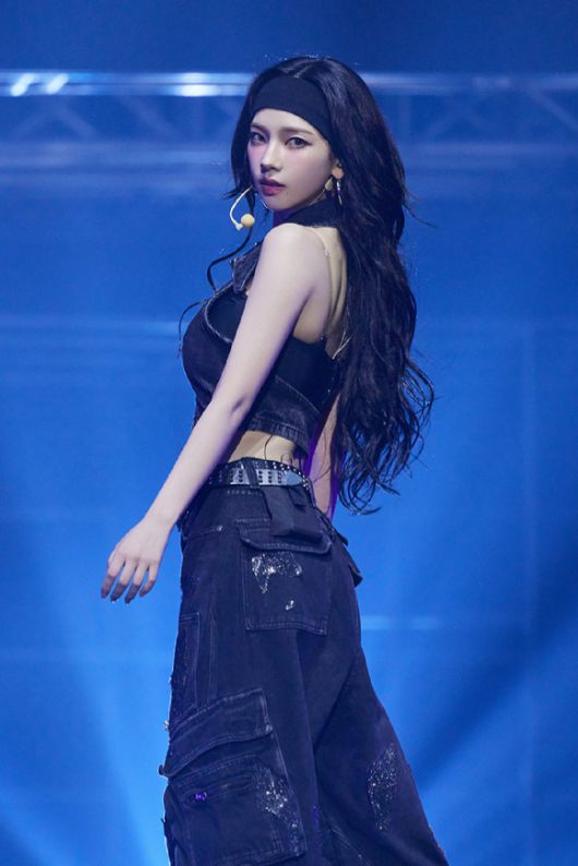 에스파(aespa) 카리나가 30일 서울 잠실 실내체육관에서 두 번째 단독 콘서트 '2024 aespa LIVE TOUR – SYNK : PARALLEL LINE –'(2024 에스파 라이브 투어 – 싱크 : 패러렐 라인 –)에서 무대를 선보이고 있다. [사진=SM엔터테인먼트]