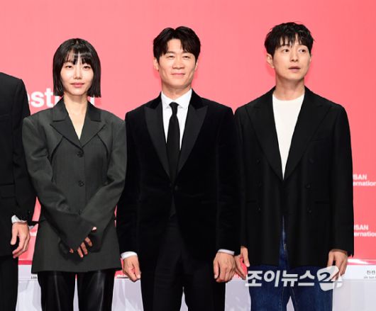 (왼쪽부터)배우 김신록-진선규-정성일이 2일 오후 부산 해운대구 신세계백화점 센텀시티점 문화홀에서 열린 제29회 부산국제영화제 개막작 '전,란'(감독 김상만) 기자회견에 참석하고 있다. [사진=정소희 기자]