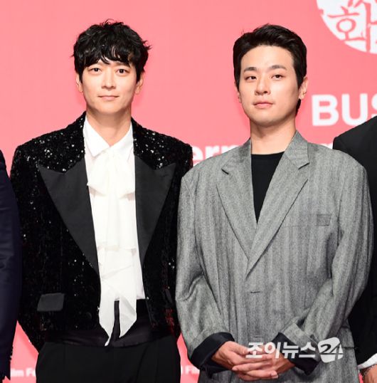 배우 강동원과 박정민이 2일 오후 부산 해운대구 신세계백화점 센텀시티점 문화홀에서 열린 제29회 부산국제영화제 개막작 '전,란'(감독 김상만) 기자회견에 참석하고 있다.[사진=정소희 기자]