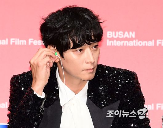 배우 강동원이 2일 오후 부산 해운대구 신세계백화점 센텀시티점 문화홀에서 열린 제29회 부산국제영화제 개막작 '전,란'(감독 김상만) 기자회견에 참석하고 있다.[사진=정소희 기자]