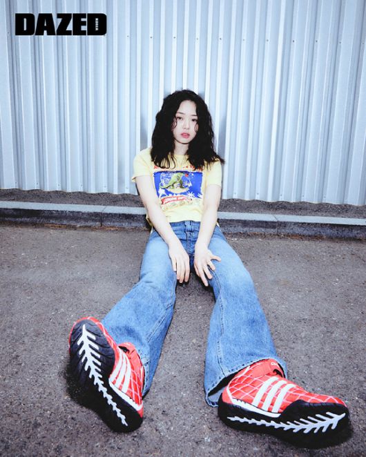 배우 김시은이 화보 촬영에서 포즈를 취하고 있다. [사진=데이즈드]