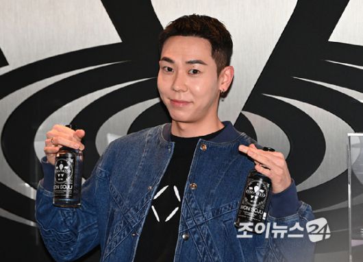 가수 로꼬가 25일 오전 서울 영등포구 여의도동 더 현대 서울에서 열린 원소주 팝업스토어 오픈 행사에 참석해 포즈를 취하고 있다. [사진=조이뉴스24 DB ]