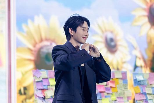 배우 정해인이 앙코르 팬미팅 'OUR TIME – HBD'(아워 타임 – 해피벌스데이)에서 팬들을 만나고 있다. [사진=FNC엔터테인먼트]