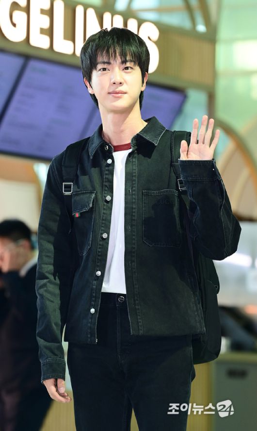 그룹 방탄소년단(BTS) 진이 18일 밀라노 패션쇼에 참석하기 위해 인천국제공항을 통해 출국하고 있다. [사진=정소희 기자]