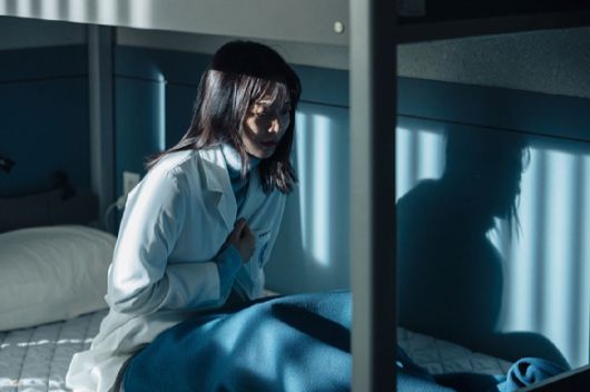 배우 신민아가 넷플릭스 시리즈 '악연'에서 열연하고 있다. [사진=넷플릭스]