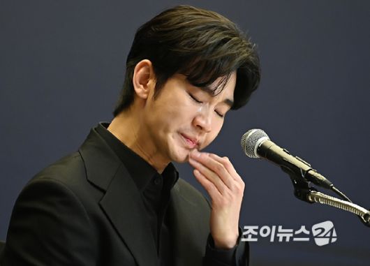 배우 김수현이 31일 오후 서울 마포구 상암동 스탠포드호텔 서울에서 기자회견을 하고 있다. [사진=곽영래 기자]