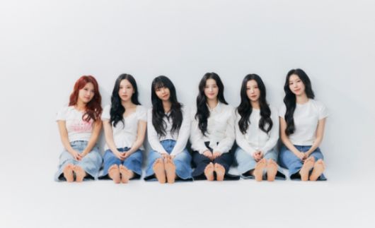 모모랜드가 데뷔 8주년을 기념해 사진촬영을 하고 있다. [사진=김나윤 SNS]