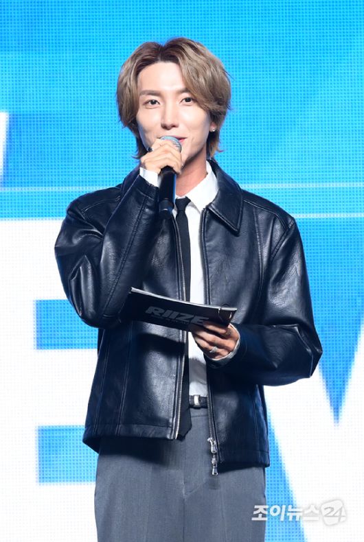 슈퍼주니어 이특이 4일 오후 서울 용산구 한남동 블루스쿼어에서 열린 라이즈 데뷔 앨범 쇼케이스 'RIIZING DAY: RIIZE Press Premiere'에 MC로 참석하고 있다. [사진=정소희 기자]