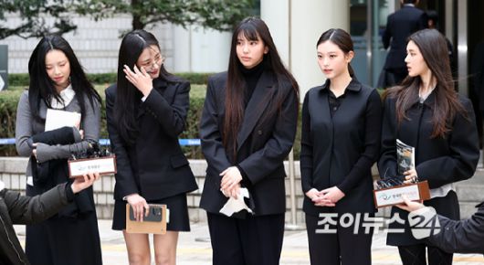 걸그룹 뉴진스(NJZ)가 7일 서울 서울중앙지방법원에서 열린 '기획사 지위보전 및 광고계약 체결 등 금지' 가처분 신청 심문기일을 마친 뒤 취재진 질문에 답하고 있다. [사진=연합뉴스]