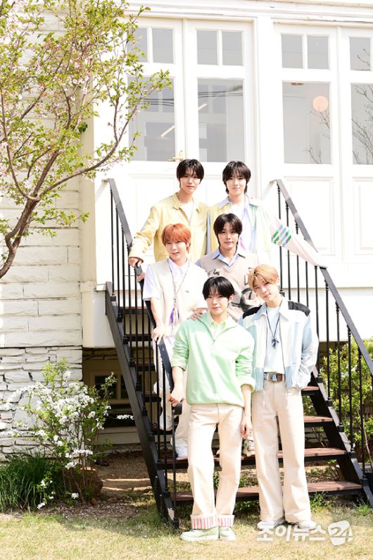 그룹 NCT WISH(엔시티 위시)가 10일 서울 용산구 이태원동 로그먼트 빌라트에서 진행된 두 번째 미니앨범 'poppop' 발매 기념 라운드 인터뷰에 앞서 포즈를 취하고 있다. [사진=정소희 기자]