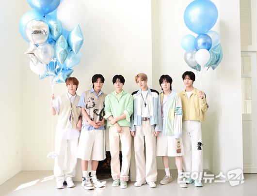 그룹 NCT WISH(엔시티 위시)가 10일 서울 용산구 이태원동 로그먼트 빌라트에서 진행된 두 번째 미니앨범 'poppop' 발매 기념 라운드 인터뷰에 앞서 포즈를 취하고 있다. [사진=정소희 기자]