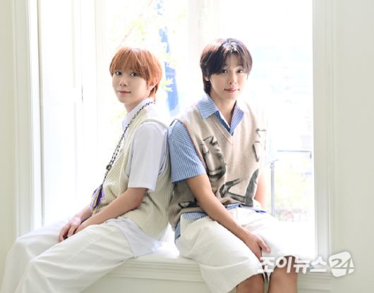 그룹 NCT WISH(엔시티 위시) 료와 리쿠가 10일 서울 용산구 이태원동 로그먼트 빌라트에서 진행된 두 번째 미니앨범 'poppop' 발매 기념 라운드 인터뷰에 앞서 포즈를 취하고 있다. [사진=정소희 기자]