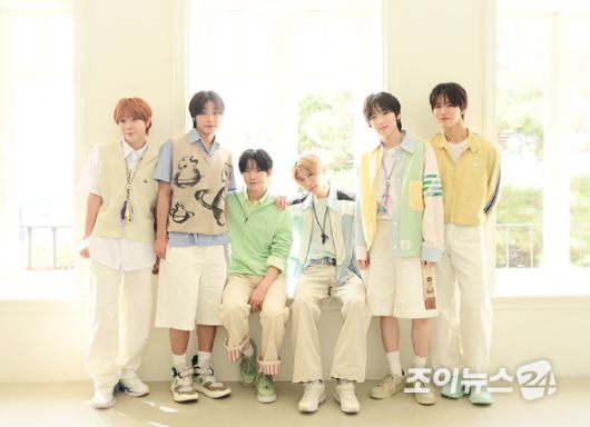 그룹 NCT WISH(엔시티 위시)가 10일 서울 용산구 이태원동 로그먼트 빌라트에서 진행된 두 번째 미니앨범 'poppop' 발매 기념 라운드 인터뷰에 앞서 포즈를 취하고 있다. [사진=정소희 기자]