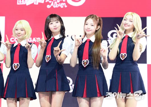 그룹 유니스(UNIS) 코토코-진현주-오윤아-젤리당카가 15일 서울 광장동 예스24 라이브홀에서 열린 두 번째 미니앨범 'SWICY(스위시)' 발매 쇼케이스에 참석하고 있다. [사진=정소희 기자]