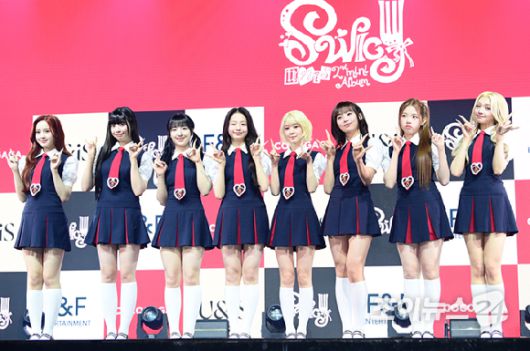 그룹 유니스(UNIS)가 15일 서울 광장동 예스24 라이브홀에서 열린 두 번째 미니앨범 'SWICY(스위시)' 발매 쇼케이스에 참석하고 있다. [사진=정소희 기자]